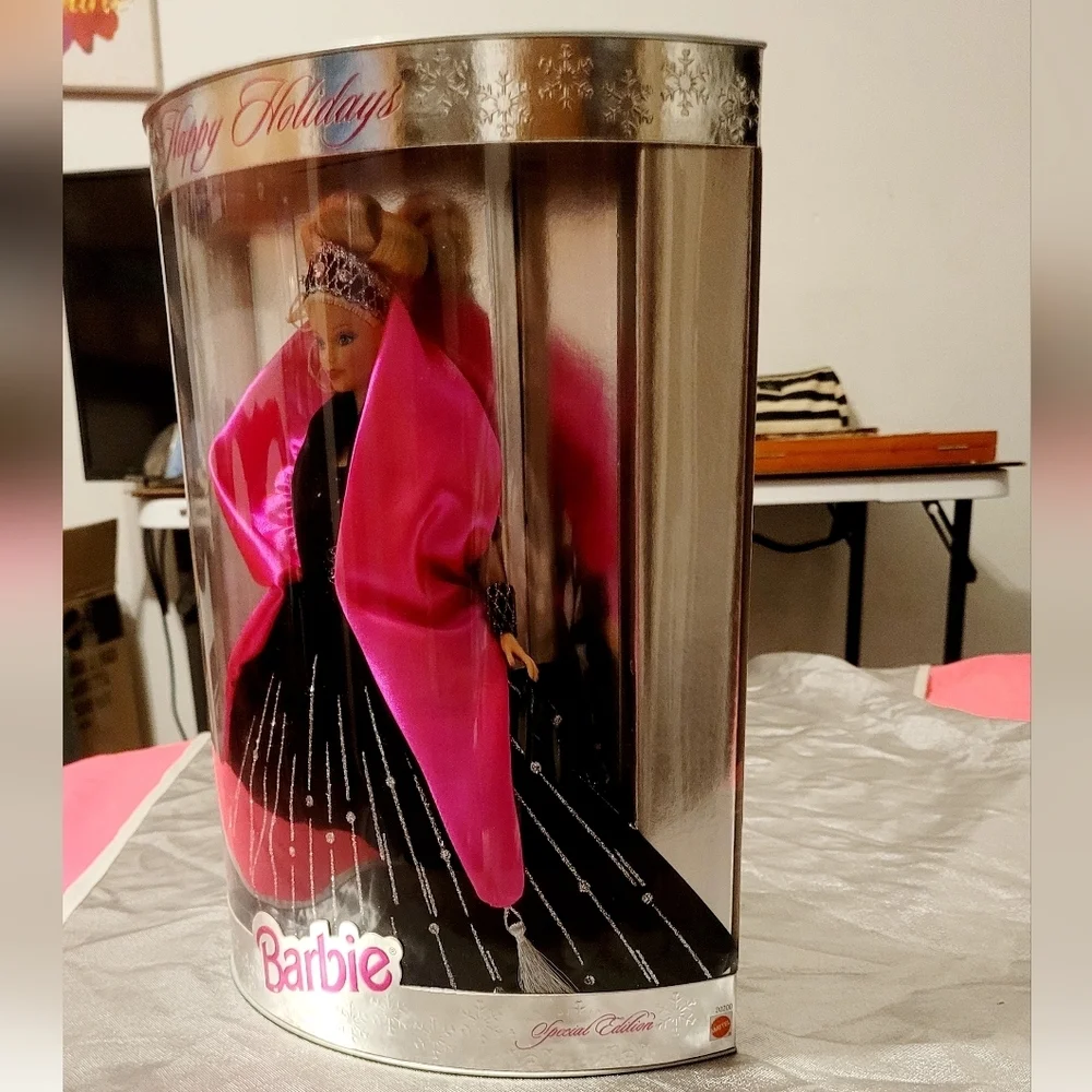 1998 Happy Holidays Special Edition Barbie Doll from Mattel. Rare Misprint